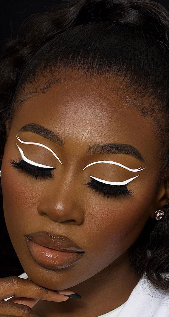 35 Cool Makeup Looks That'll Blow Your Mind : White Graphic Liner